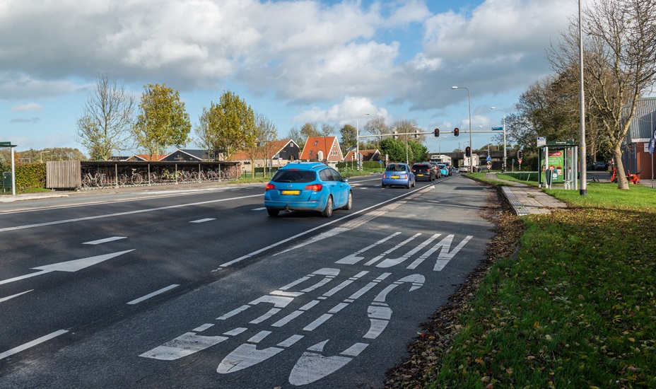 Auto's op een provinciale weg.