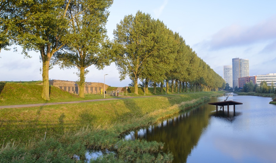 Geniedijk Oost, vanaf het water.