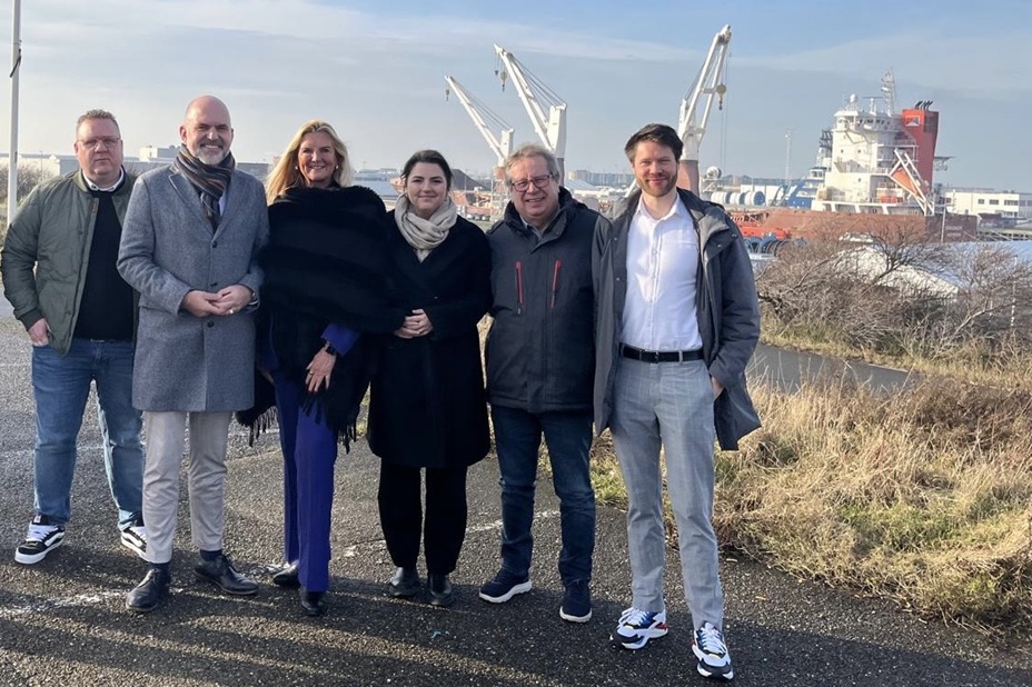 Esther Rommel, Anouk Gielen en wethouder Jeroen Verwoort van de gemeente Velsen.