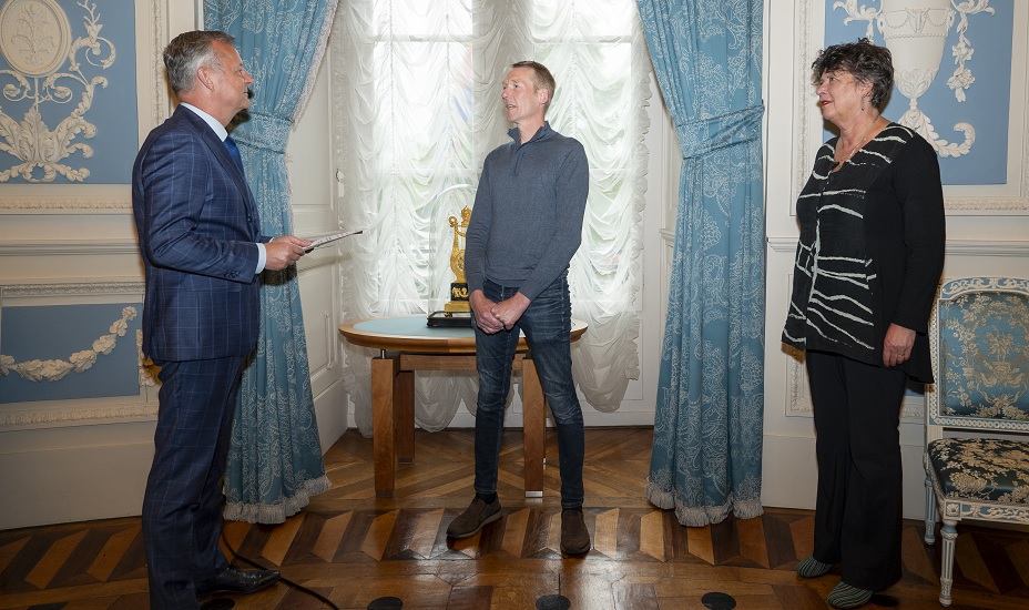 Patrick Blokker legt de eed af bij cvdK Arthur van Dijk en burgemeester Rian van Dam van de gemeente Hollands Kroon.