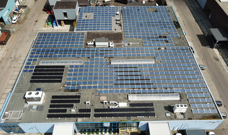 Zonnepanelen op het dak van Interfish.