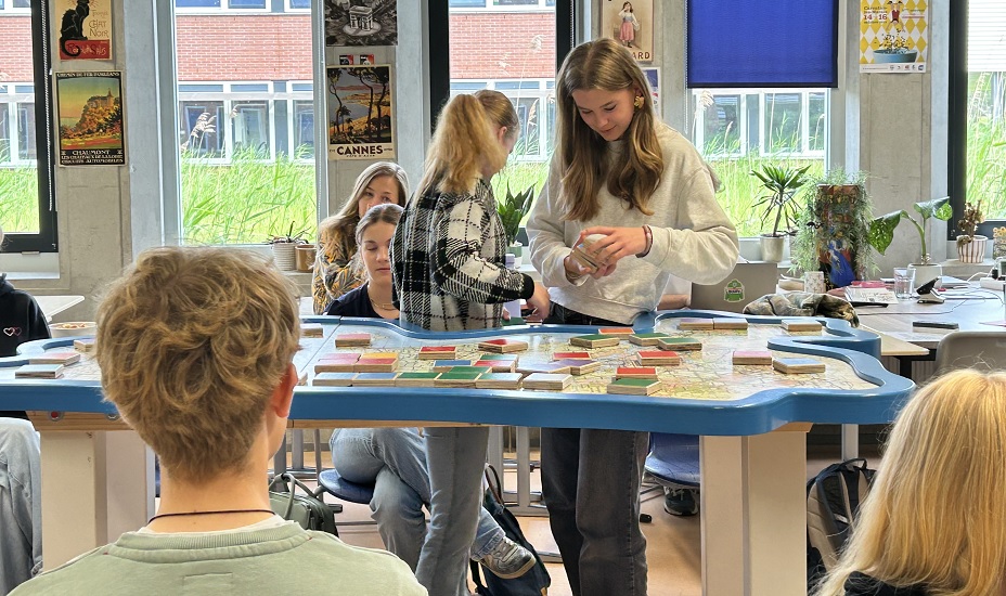Scholieren van het Bonhoeffer College in Castricum puzzelen met de ruimte in Noord-Holland.