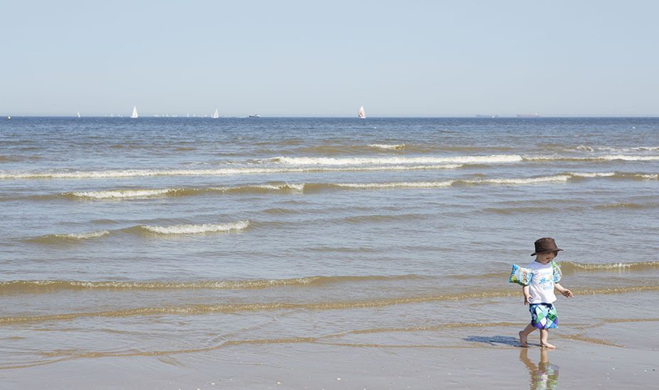 Kind bij de zee