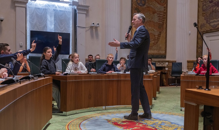 Commissaris van de Koning Arthur van Dijk in gesprek met scholieren tijdens de kinderpersconferentie in de Statenzaal.