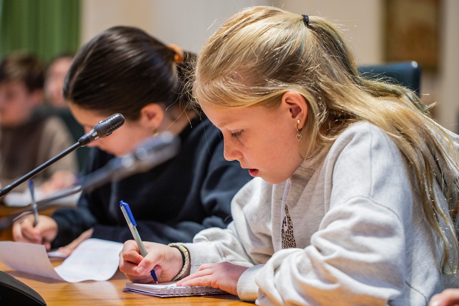 2 leerlingen van de Hannie Schaftschool schrijven druk mee tijdens de kinderpersconferentie.
