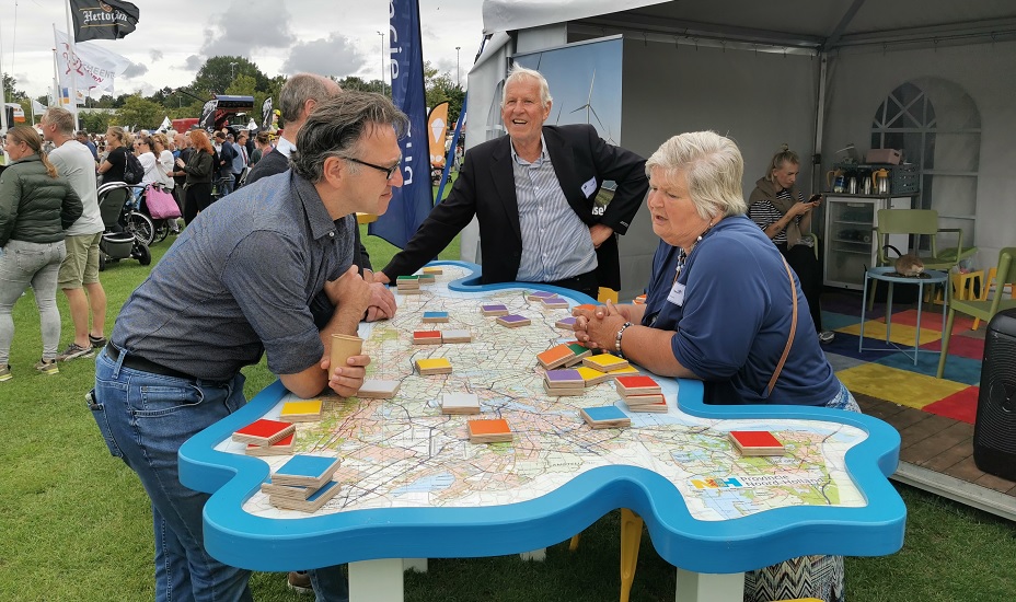 Trudy Buysman van LTO Noord, West-Friesland in gesprek met een provinciemedewerker.