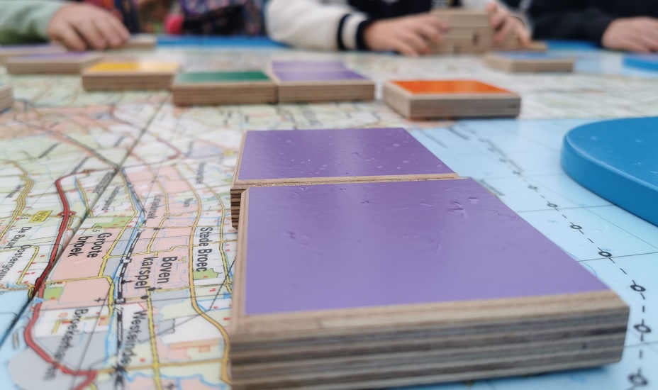 Gekleurde blokken op de tafel met de kaart van provincie Noord-Holland.