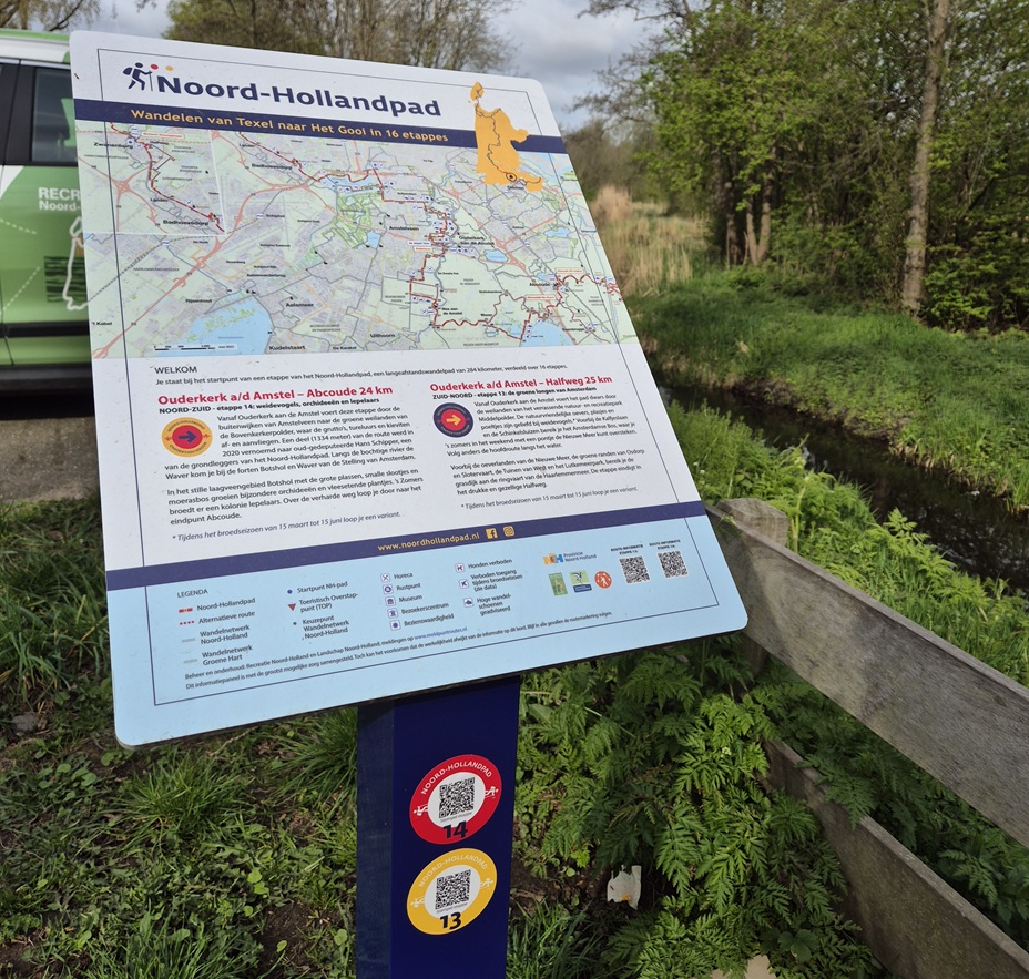Informatiebord met routekaart en QR-codes langs het Noord-Hollandpad.
