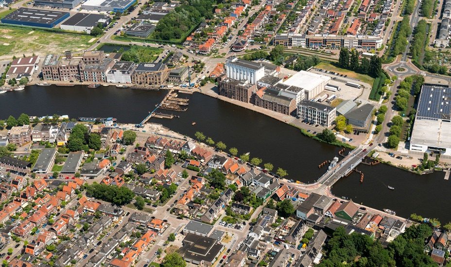 Luchtfoto van Zaanstad en de Zaanbrug.