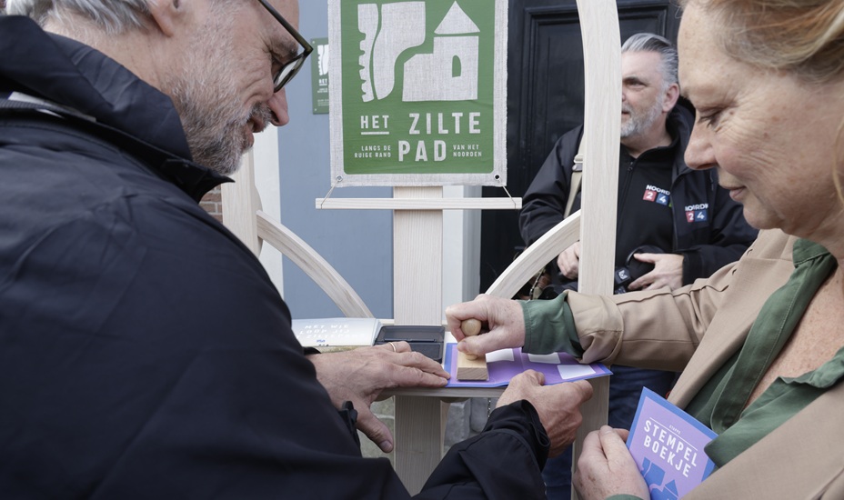 De eerste stempel wordt gezet in het stempelboekje van het Ziltepad.