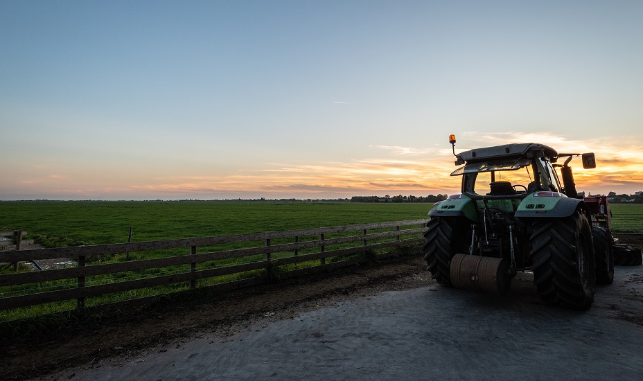 Tractor bij weiland.