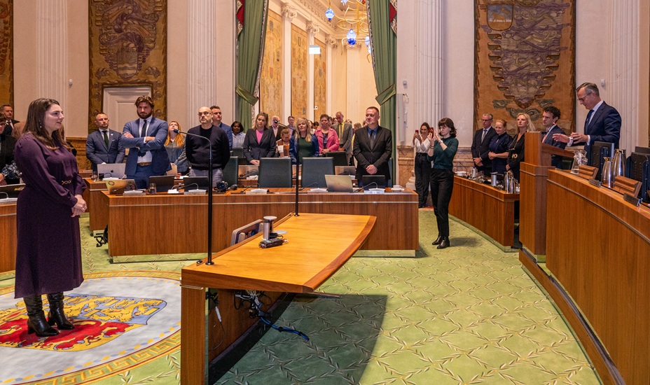 Anouk Gielen wordt geïnstalleerd tijdens Provinciale Statenvergadering door Arthur van Dijk.