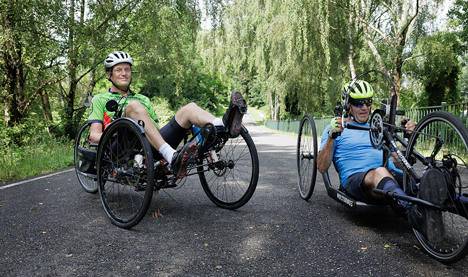 Twee mannen zijn aan het paracyclen