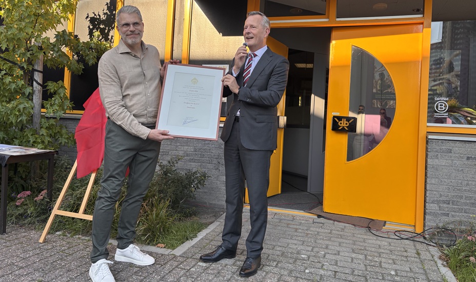 Cvdk Arthur van Dijk reikt het predicaat uit bij drukkerij De Bij. 