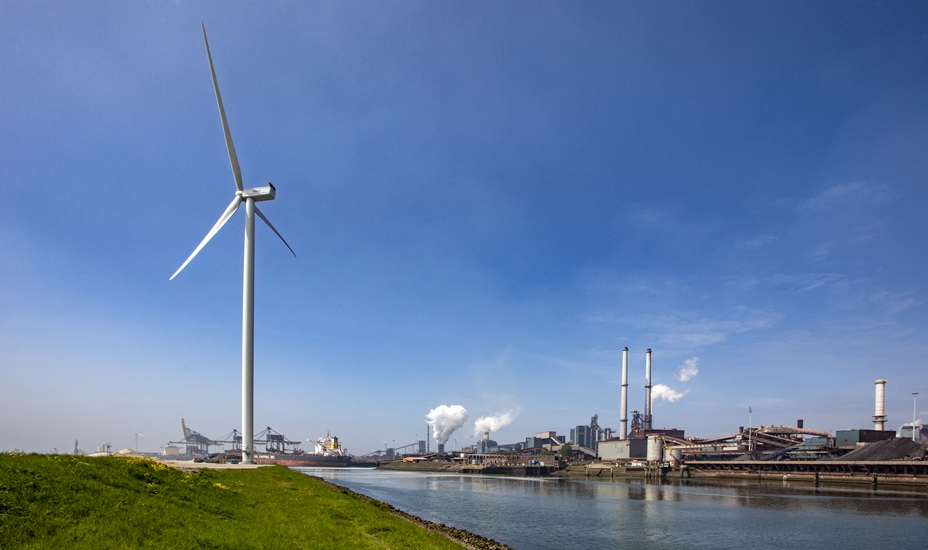 Fabriek van Tata Steel, met windmolen op de voorgrond.