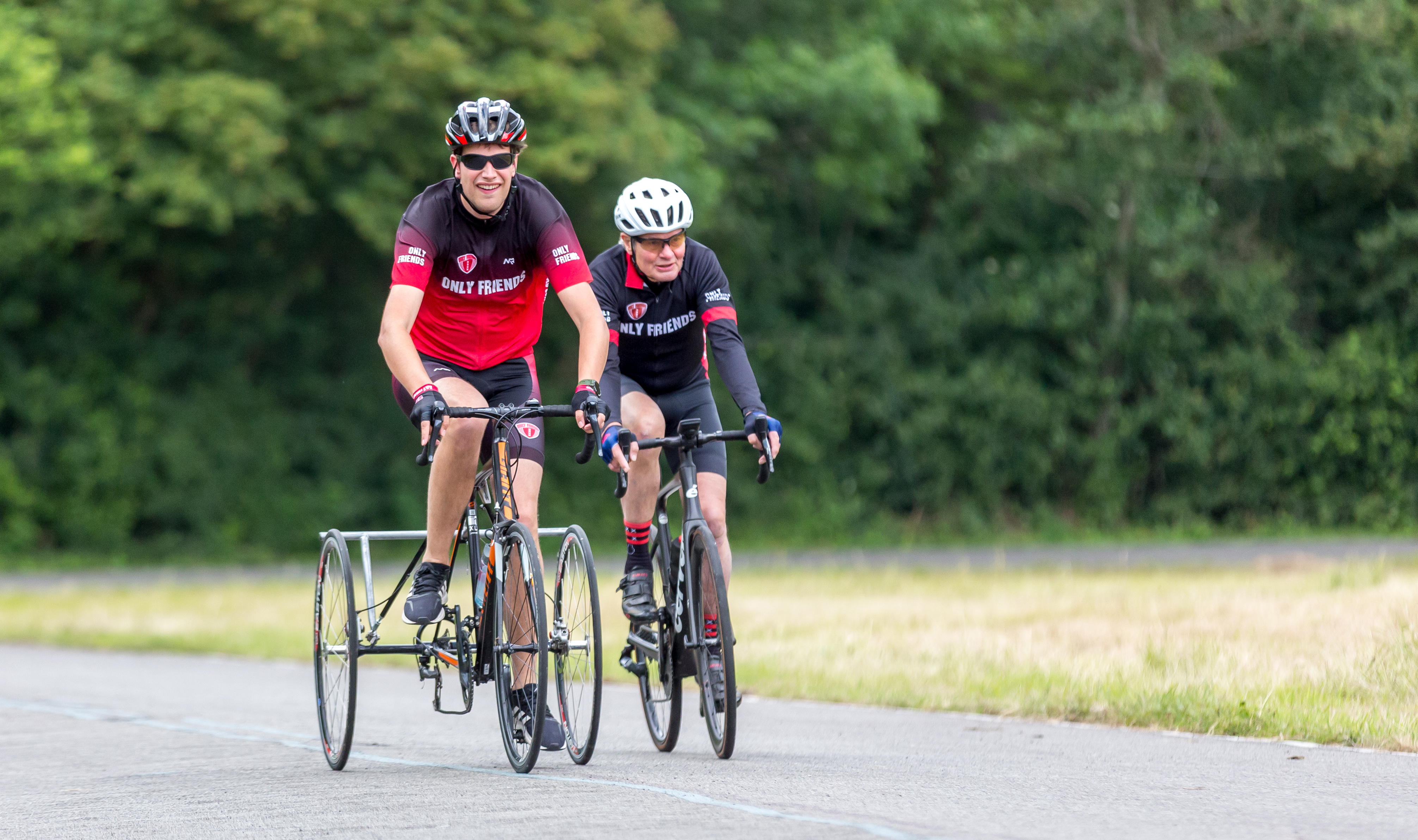 Twee mensen fietsen