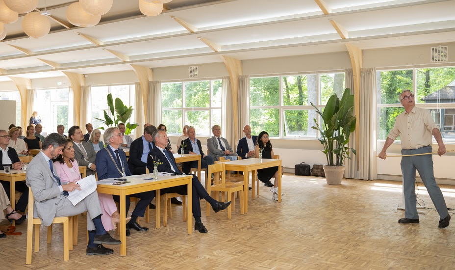 Arthur van Dijk en burgemeester Gerhard van den Top luisteren naar een presentatie van Wouter Groote.