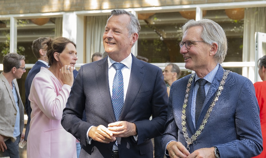 Arthur van Dijk met burgemeester Gerhard van den Top