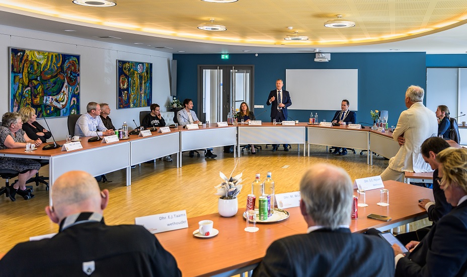 Arthur van Dijk in gesprek met de gemeenteraad van Oostzaan.