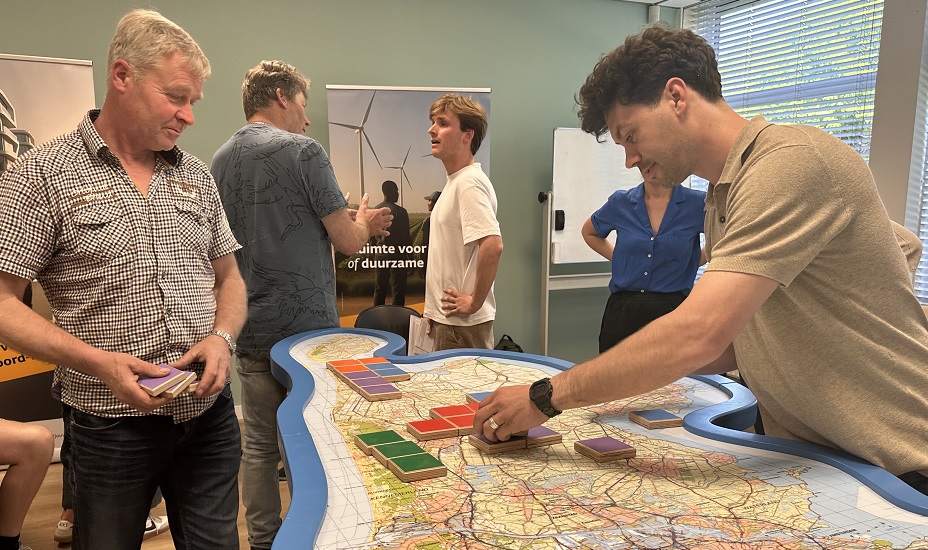 Deelnemers geven met gekleurde blokken op een grote kaart aan welke thema's zij belangrijk vinden voor Noord-Holland.
