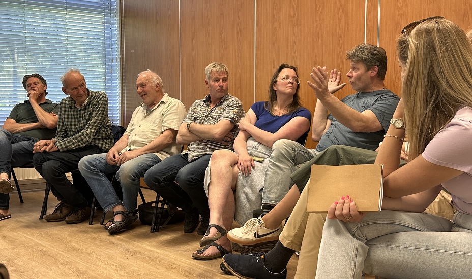 Inwoners en ondernemers met elkaar in gesprek tijdens de bijeenkomst in Alkmaar.