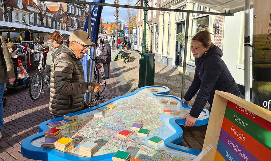 Kaas, kleren en keuzes op de markt in Weesp