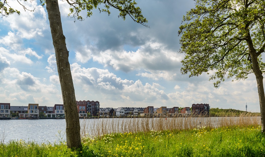 Uitzicht vanaf het water op een woonwijk in Spaarndam.