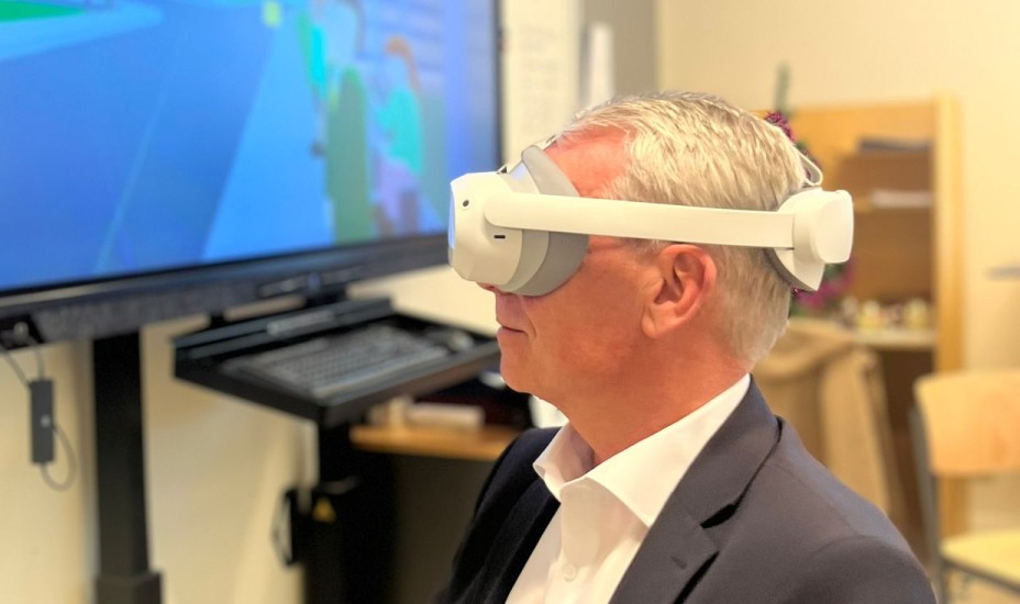 Gedeputeerde Jeroen Olthof met een VR-bril op.