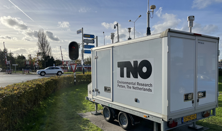 Beeld van het meetstation van TNO langs de N203