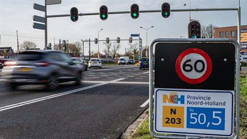 Auto's bij een verkeerslicht op de N203 in Krommenie