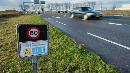 Auto rijdt over de N247 bij Katwoude