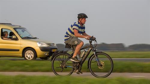 Fietser langs provinciale weg