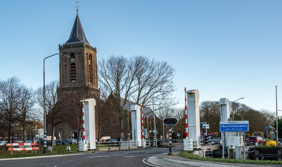 De Bernhardbrug, de hefbrug in Monnickendam, met de Grote Kerk op de achtergrond