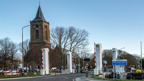 De Bernhardbrug, de hefbrug in Monnickendam, met de Grote Kerk op de achtergrond