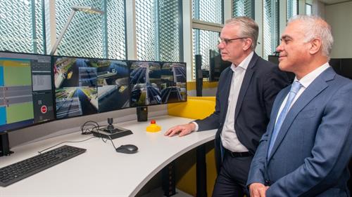 hoofdingenieur-directeur Rijkswaterstaat, Gohdar Massom, en gedeputeerde van de provincie Noord-Holland, Jeroen Olthof staan bij bedieningspaneel om Kooybrug te openen