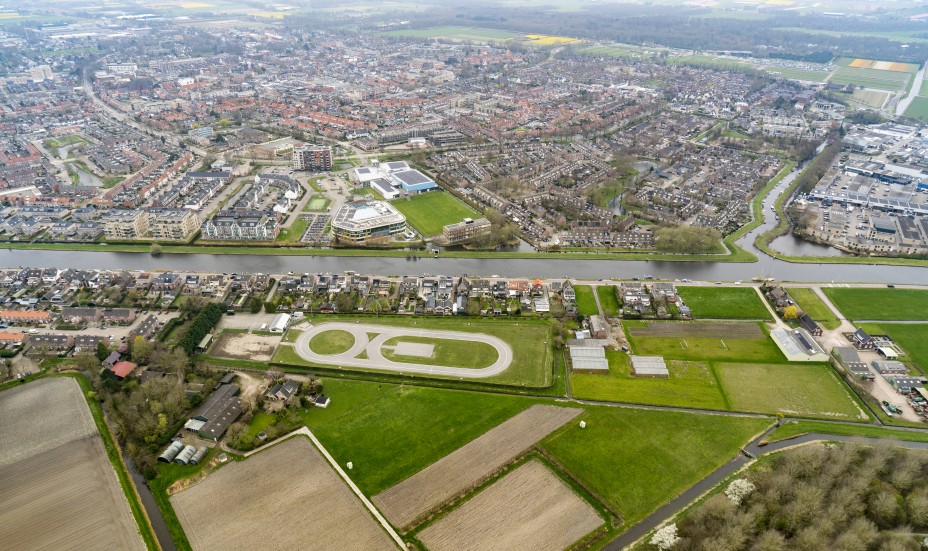 Foto: Luchtfoto van het tracé bij de ijsbaan, waar de ontsluitingsweg in het PIP is aangepast zodat deze gebruikt kan worden door bestemmingsverkeer.