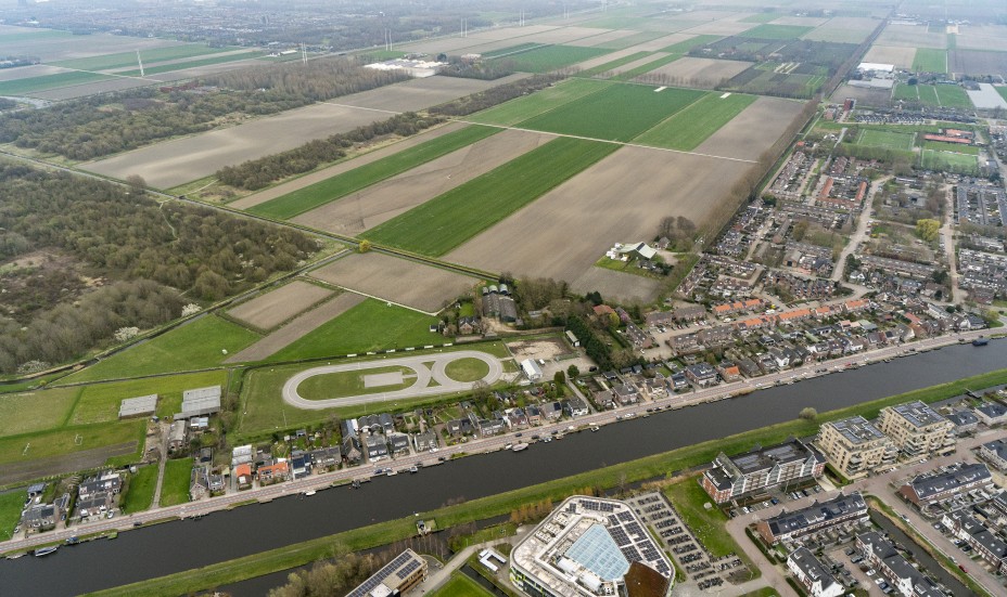 Foto: luchtfoto van locatie toekomstig HOV-tracé, genomen vanaf Lisse richting Nieuw-Vennep (fotografie: Aerovista B.V.)