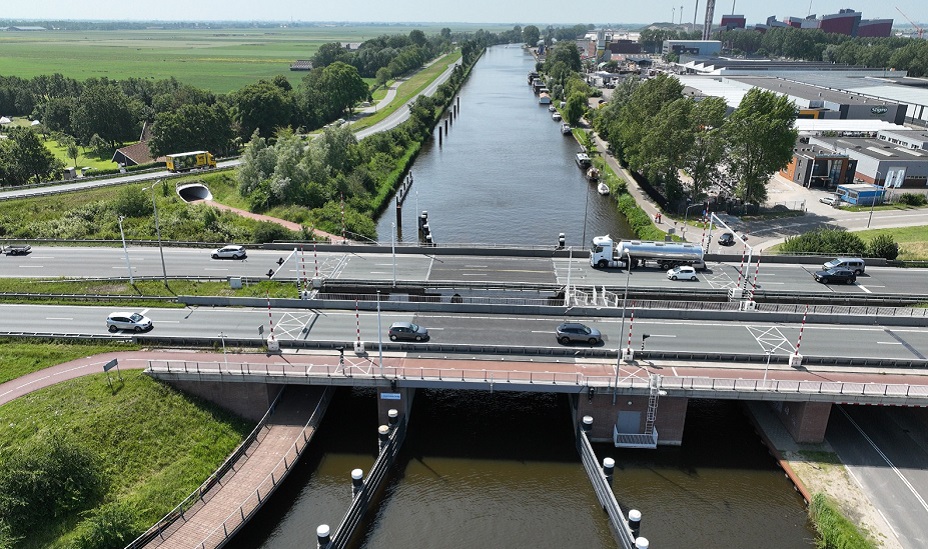 Luchtfoto van de Leeghwaterbrug.