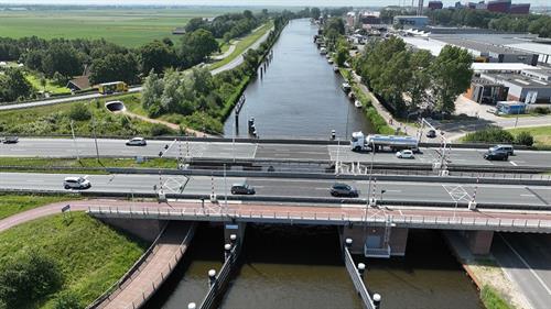 Luchtfoto Leeghwaterbrug (N242) Alkmaar