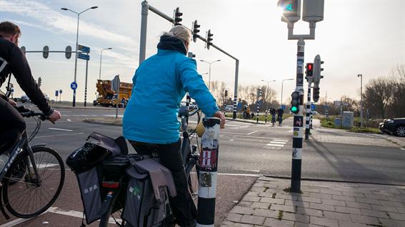 Fietsers wachtend voor een verkeerslicht