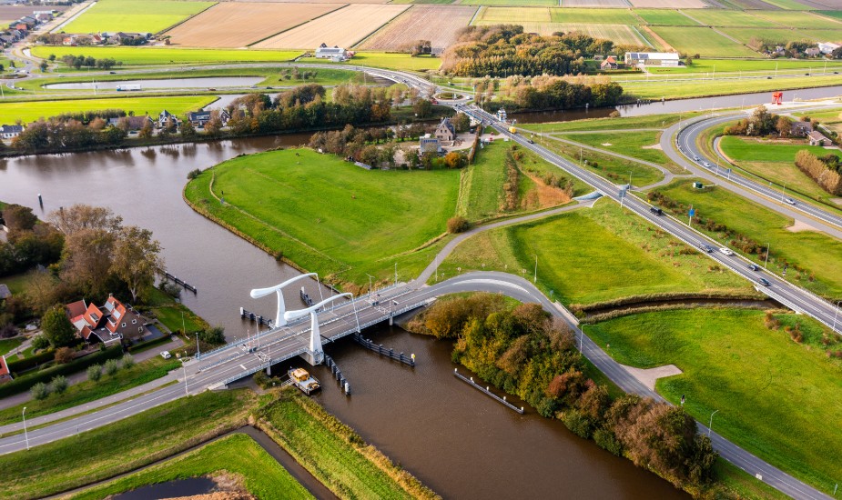Luchtfoto met Stolperbasculebrug en Twee Zwanenbrug