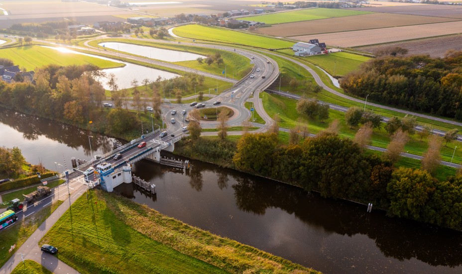 luchtfoto met zicht op de Stolperbasculebrug en de oprit naar de N9