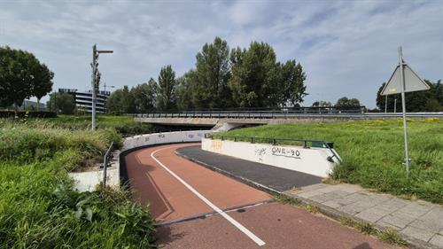 Viaduct in de N201 met fietspad, natuur en lichte bewolking