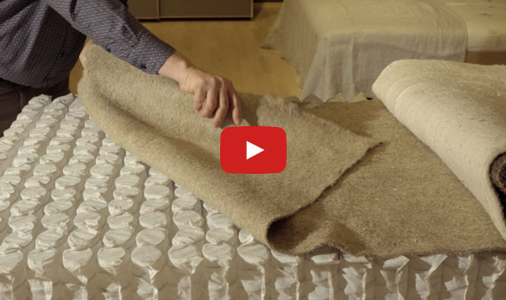 Videostill, matras van Bedaffar. Klik op de afbeelding om de video 'Bedaffair - Circulaire natuurlijke matrassen en boxsprings als de toekomst' te bekijken op YouTube.