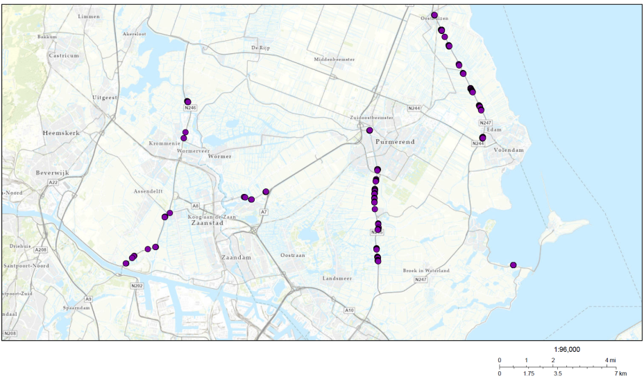 Kaart met stippen die weergeven waar de bomen in Zaanstreek Waterland worden herplant