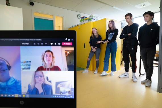 Presentatie van scholieren aan gedeputeerde Esther Rommel