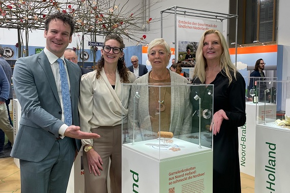 Jelle Beemsterboer en Esther Rommel tonen de Wieringer garnalenkroket