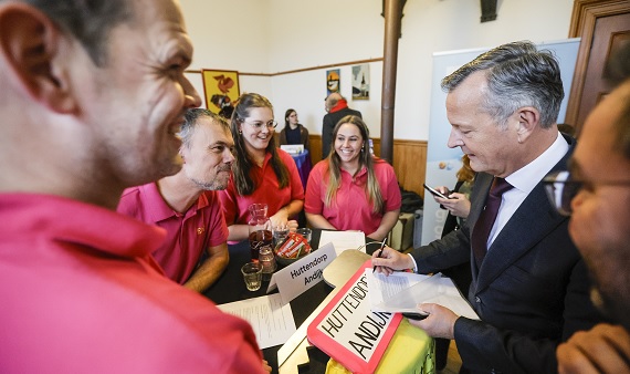 Arthur van Dijk in gesprek met inwoners Medemblik