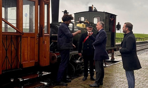 Arthur van Dijk bij de stoomtram in Medemblik