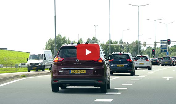 Bekijk de video 'Treintje slimme auto's remt zelf voor rood verkeerslicht' 